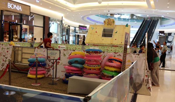 Decorate the ice rink at Crescent Mall
